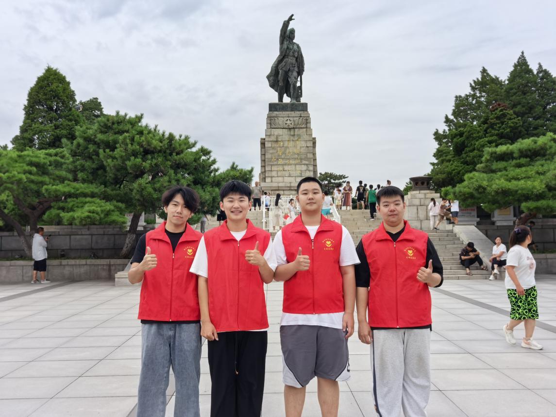 星火永续实践团在辽沈战役纪念馆主雕像前开展实践活动